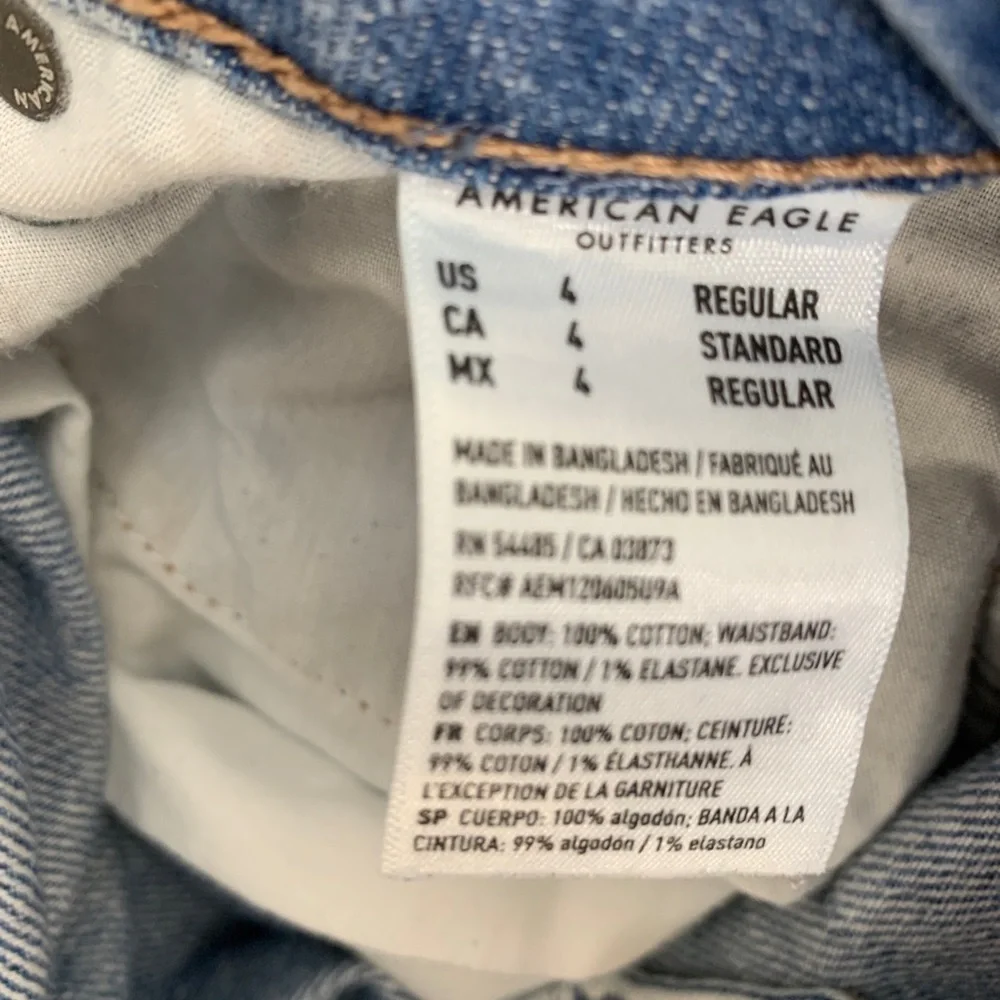 American Eagle Mom Straight Jean Destroyed Knee Size 4 Faded Wash